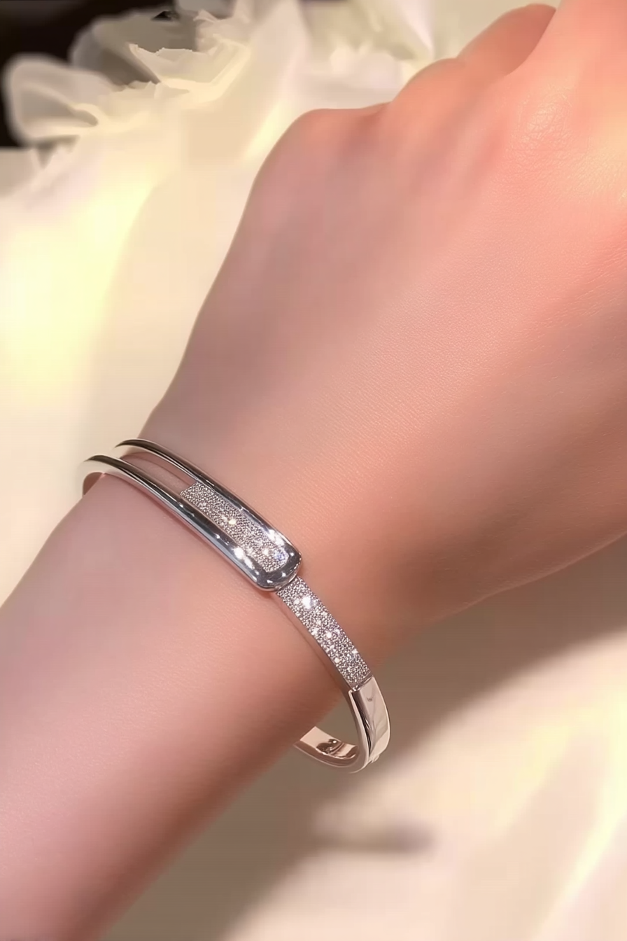 Delicate 925 sterling silver Lumi zircon bracelet.
