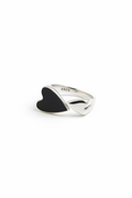 Minimalist 925 sterling silver ring featuring a central black heart-shaped emblem, handcrafted vintage-style jewelry by Nura Label.