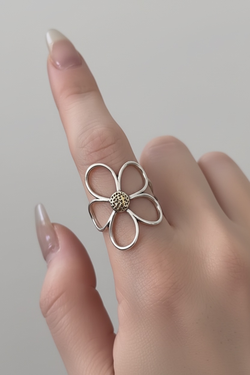rolemodel 藤井萩花 silver ring 925 Artisan Botanical Clover Ring | 925 Sterling Silver | Nura Label